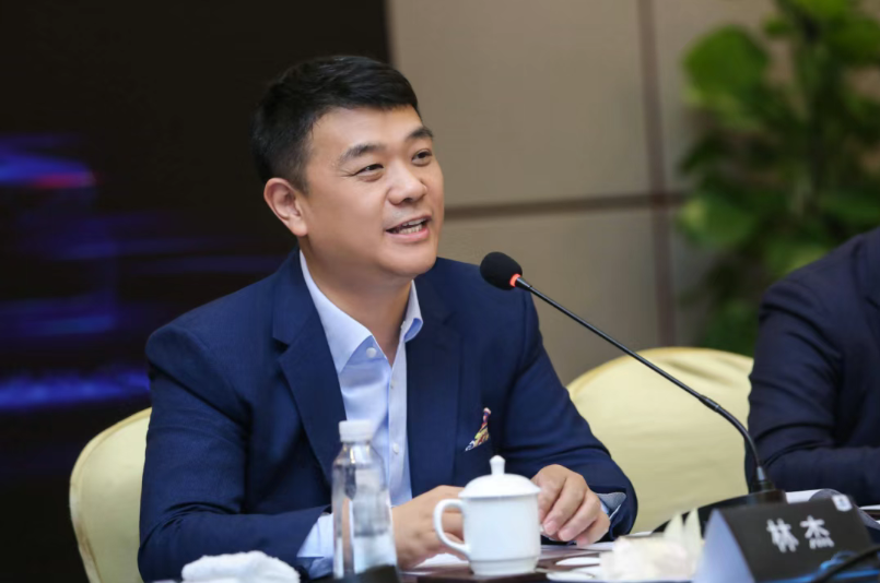 六个姓的银河,两条线的极氪,范峻毅、林杰的操刀,何以给吉利治“并”?