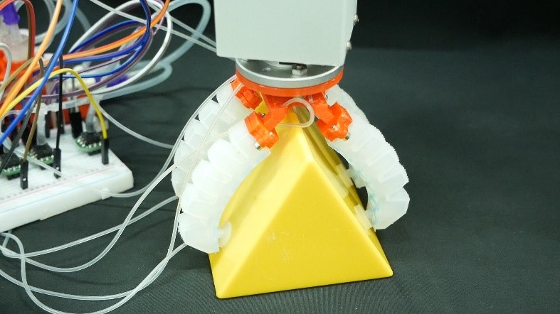 受章鱼神经系统启发 布里斯托大学开发可适应周围环境的软体机器人